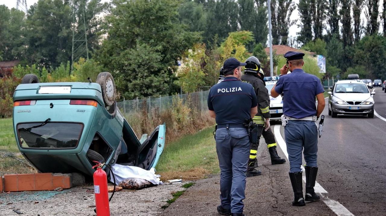 Modena, sbanda con l'auto esce di strada muore
