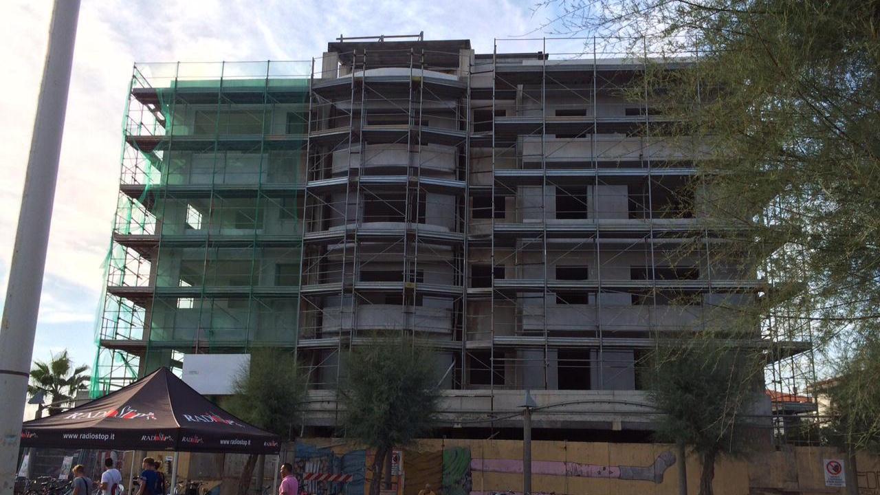 Il cantiere fantasma dell'ex hotel Lido a Marina di Cecina