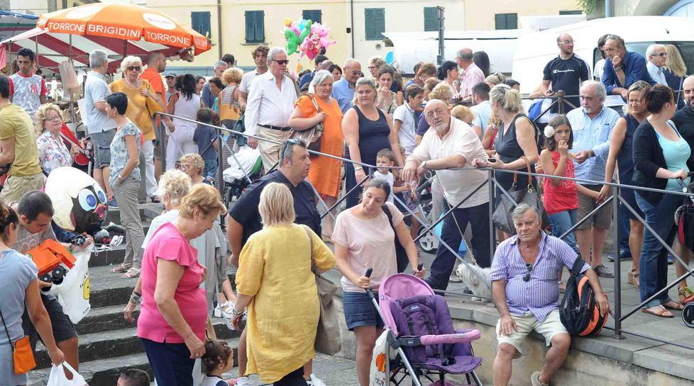 Pistoia, centinaia in fila per il rito dell’unzione 