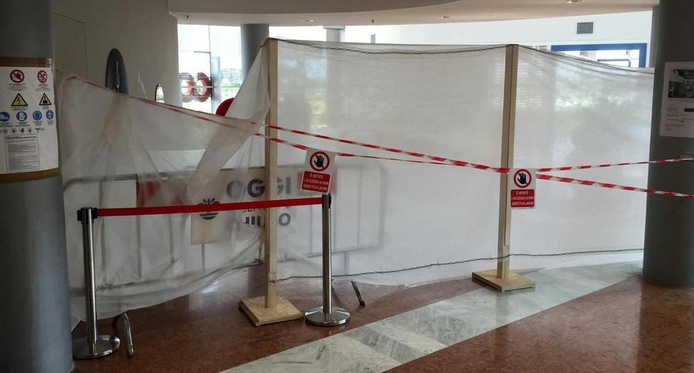 I lavori per la realizzazione dell'area relax al primi piano della Coop Fi (Foto Nucci)