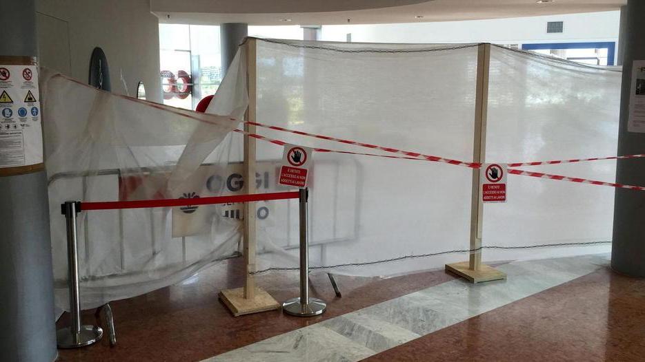 I lavori per la realizzazione dell'area relax al primi piano della Coop Fi (Foto Nucci)