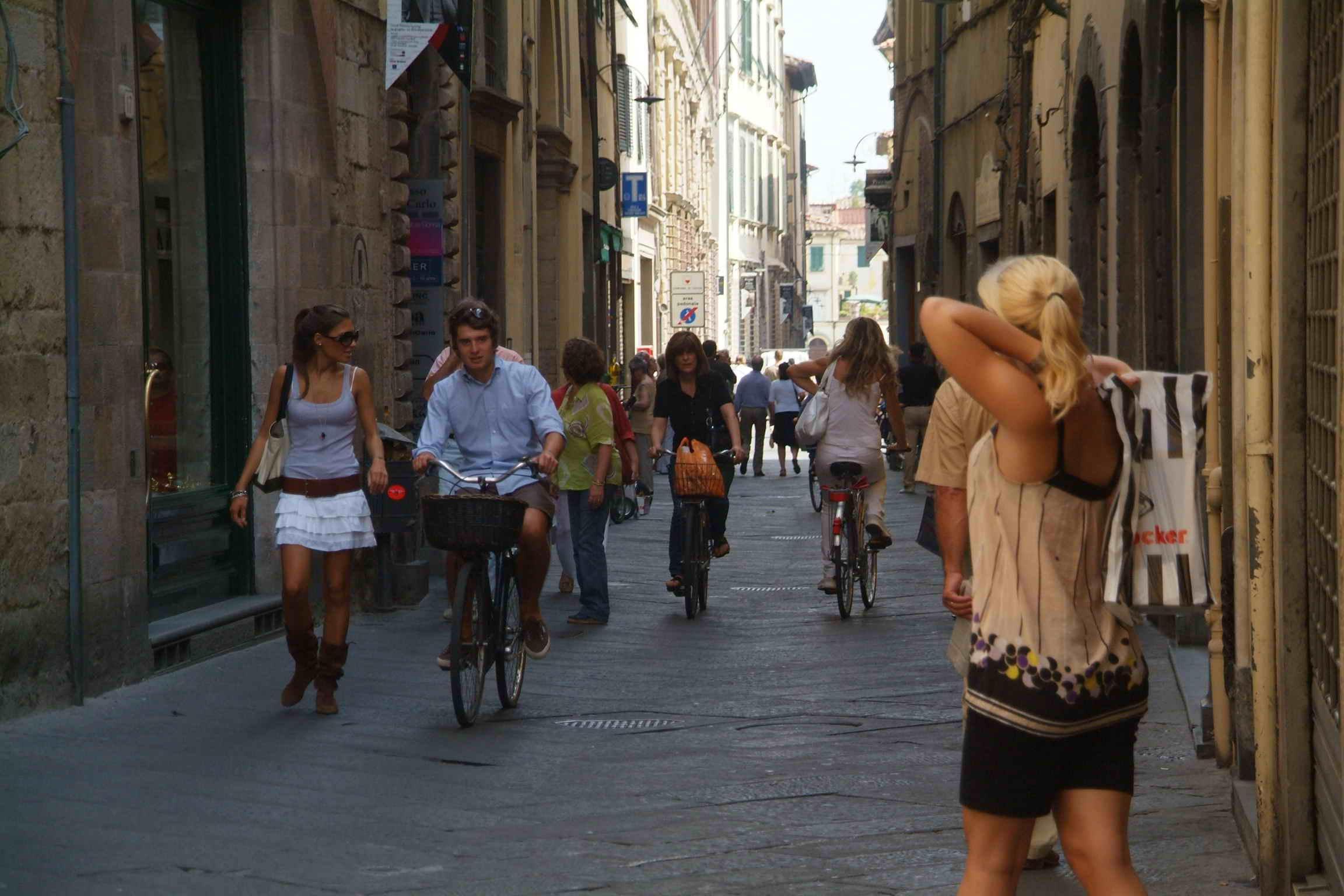 Via Santa Croce, una delle strade particolarmente sanzionate dai vigili della municipale