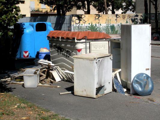 Fuori dai casssonetti davanti all'istituto Mascagni c'è di tutto