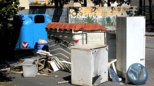 Fuori dai casssonetti davanti all'istituto Mascagni c'è di tutto