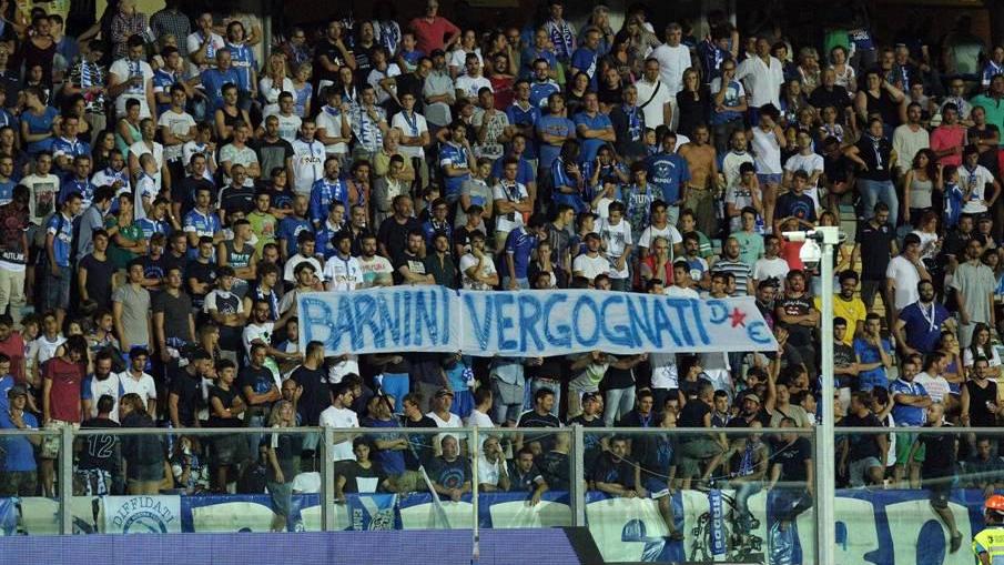 Lo striscione contro il sindaco Brenda Barnini esposto dai tifosi della Maratona (Foto Agenzia Carlo Sestini)