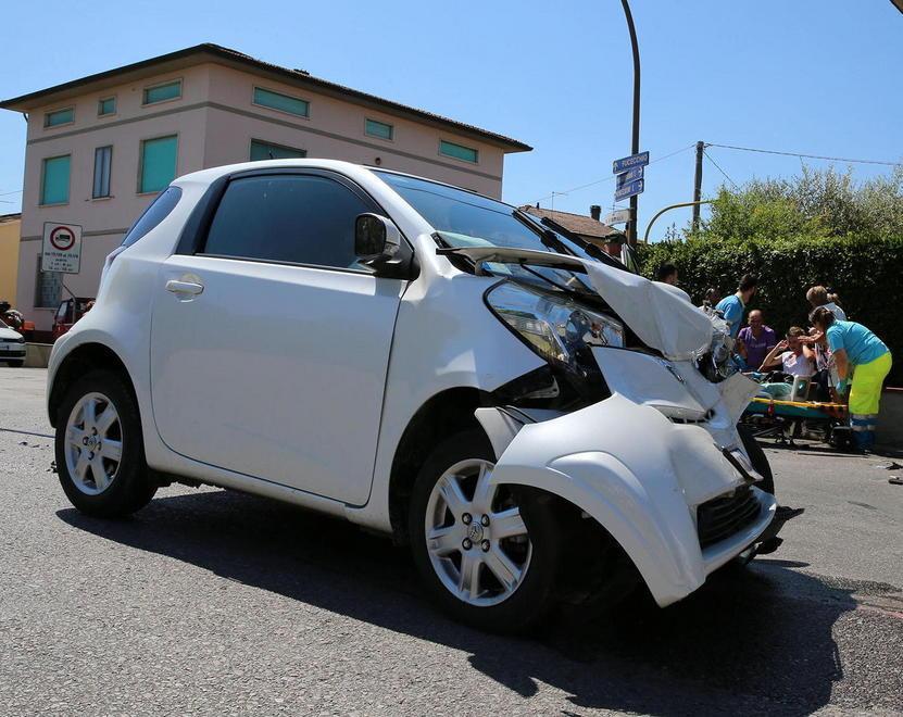 Scontro al semaforo ferite due ragazze