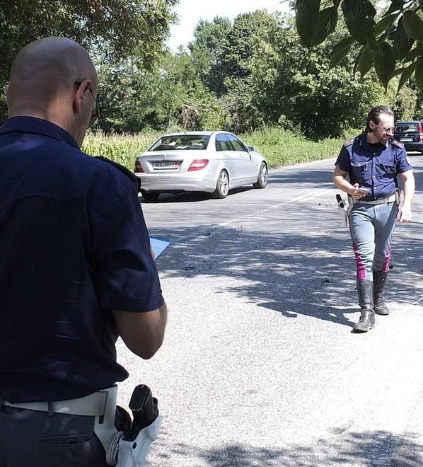 Si “agganciano” sul viale paurosa carambola fra moto 