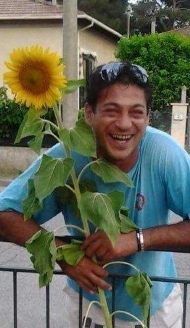Le lacrime degli amici per ricordare il sorriso di Domenico 