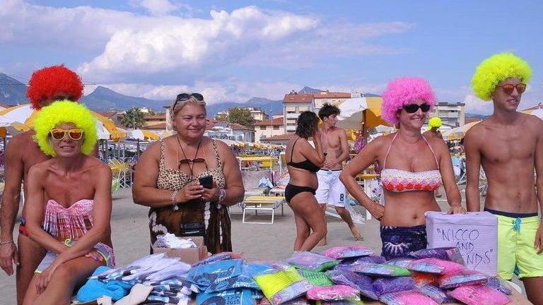 Migliaia di parrucche colorano Lido nel tuffo da guinness