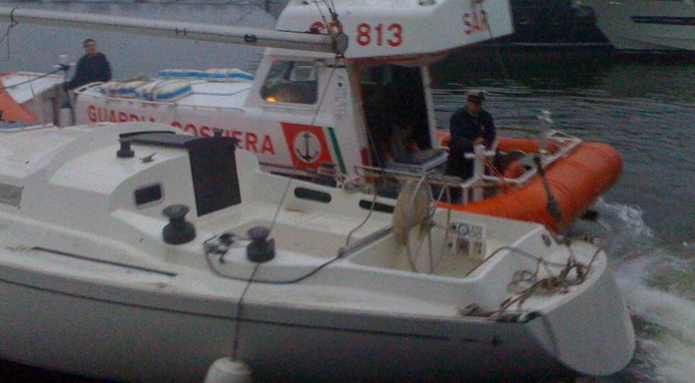 Guasto al motore della barca, trainati in porto in serata