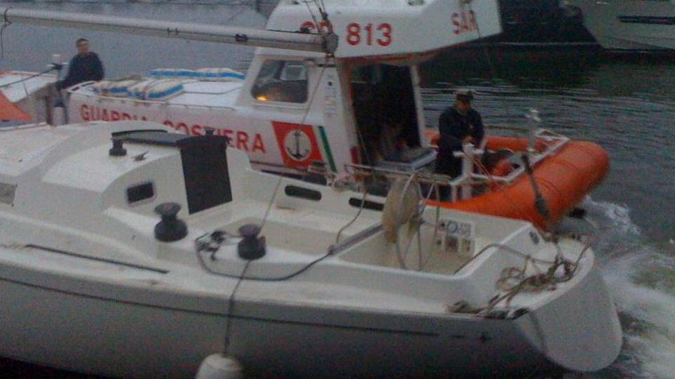 Guasto al motore della barca, trainati in porto in serata