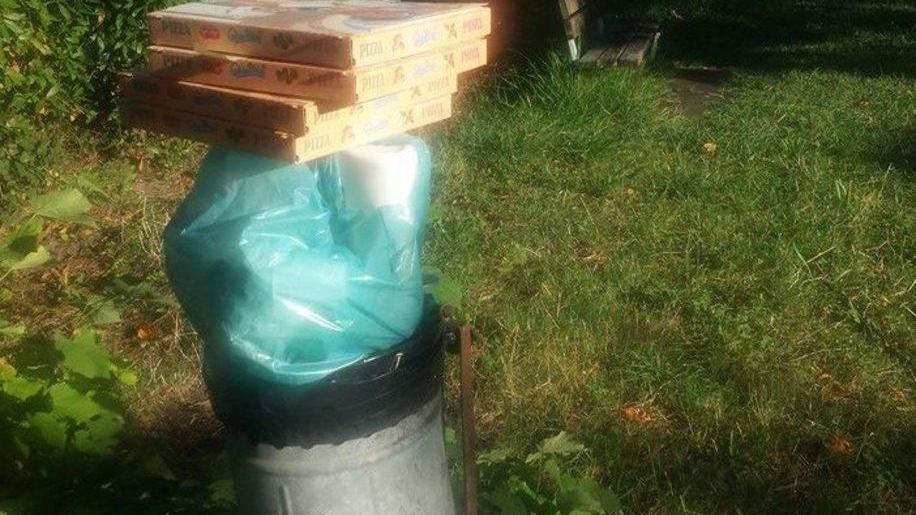 Bidoni pieni nel centro di Marina