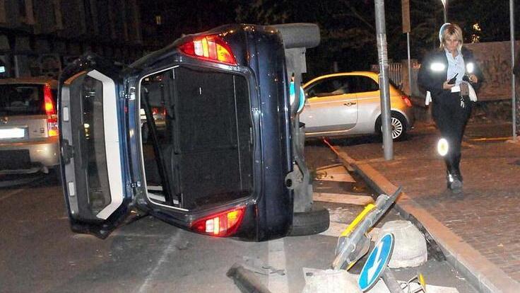 Colpo di sonno al volante Auto si ribalta sul viale