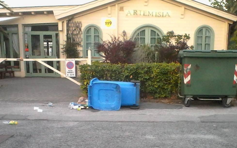 Vandali sul Lungomare ribaltati tutti i cassonetti 