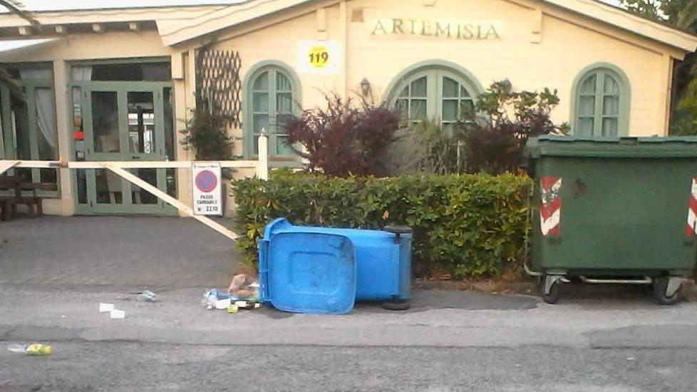 Vandali sul Lungomare ribaltati tutti i cassonetti