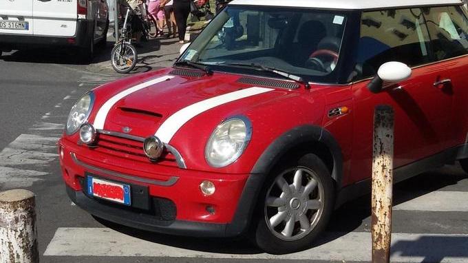 Posti auto tutti vuoti ma c’è chi parcheggia lo stesso sulle strisce
