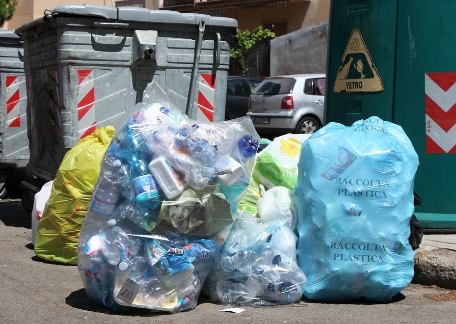 Ad Alghero clima pesante: cassonetti dati alle fiamme 
