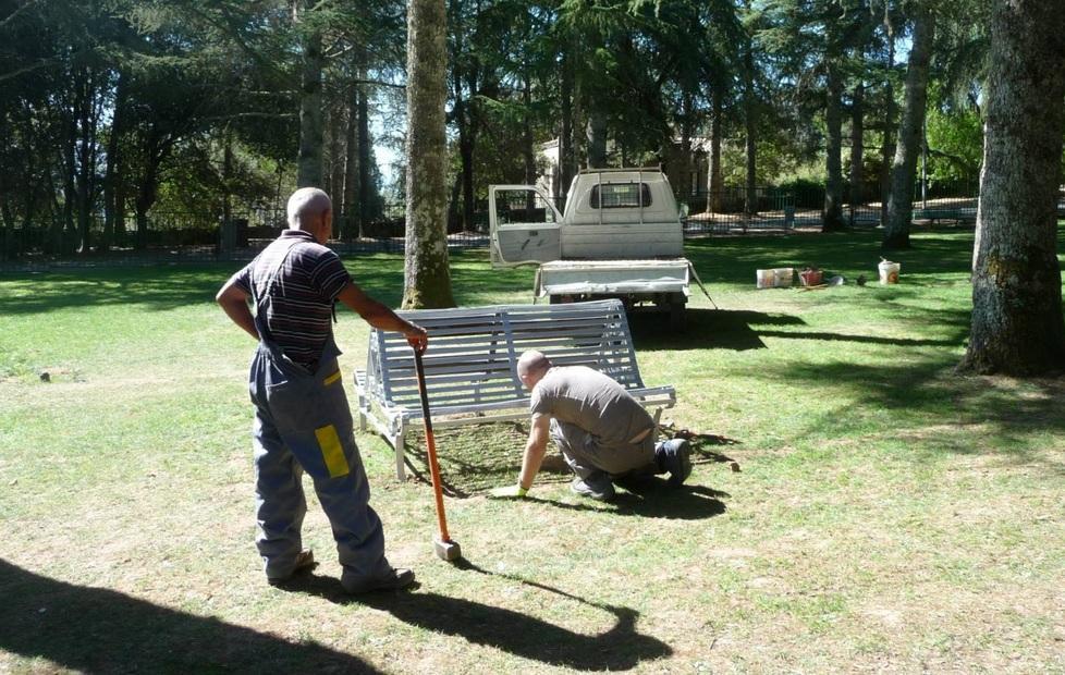 Ortobene, il Comune sistema giochi e panche 