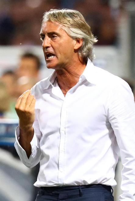 Mancini mantiene il dente levato 