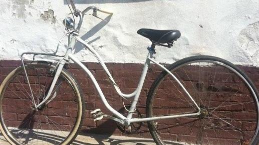 Investe un uomo in bici non lo soccorre e scappa