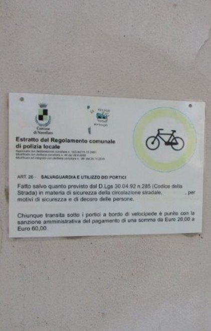Bici sotto i portici? A Novellara c’è il divieto ma in pochi lo rispettano
