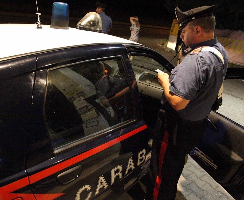 Ai domiciliari per violenze picchia e frusta la moglie 