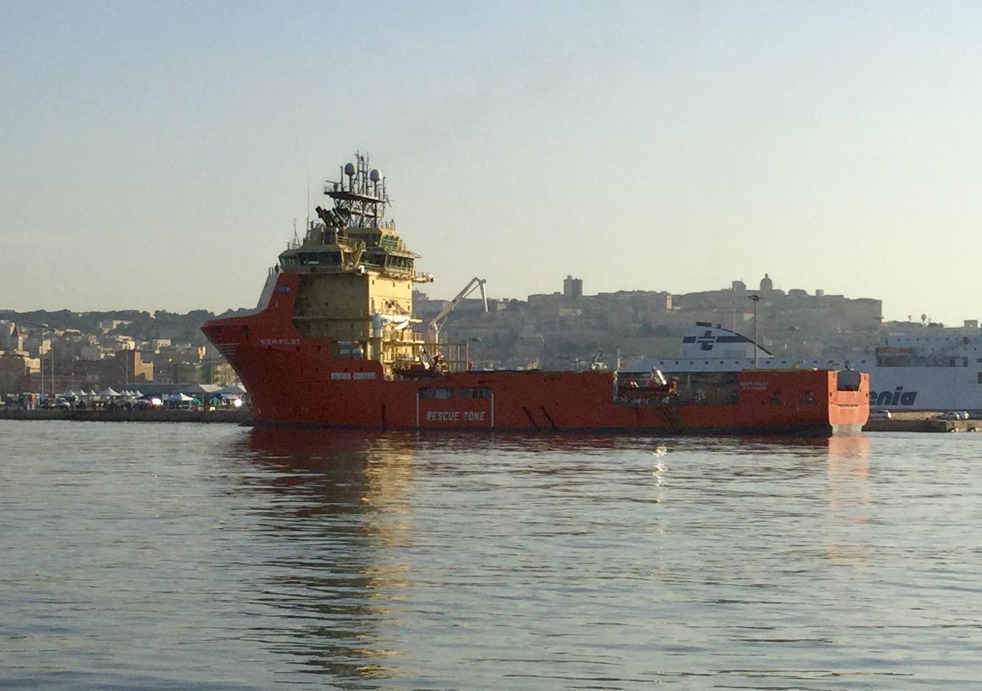 La nave norvegese Siem Pilot subito dopo l'attracco al porto di Cagliari (foto Rosas)