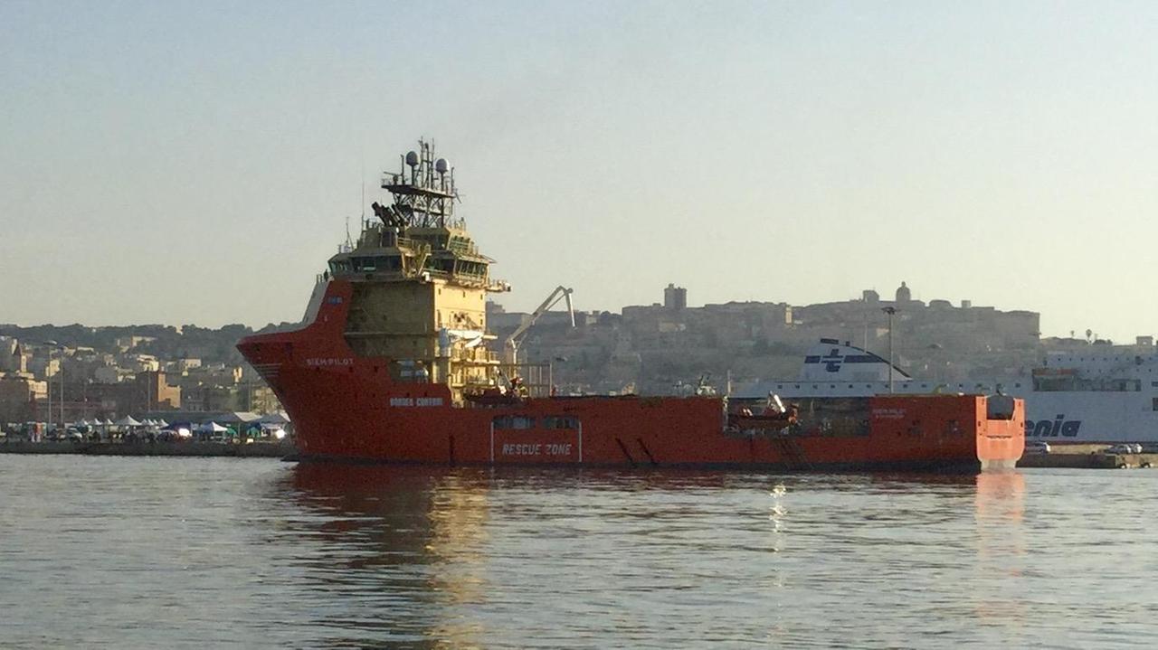 La nave norvegese Siem Pilot subito dopo l'attracco al porto di Cagliari (foto Rosas)