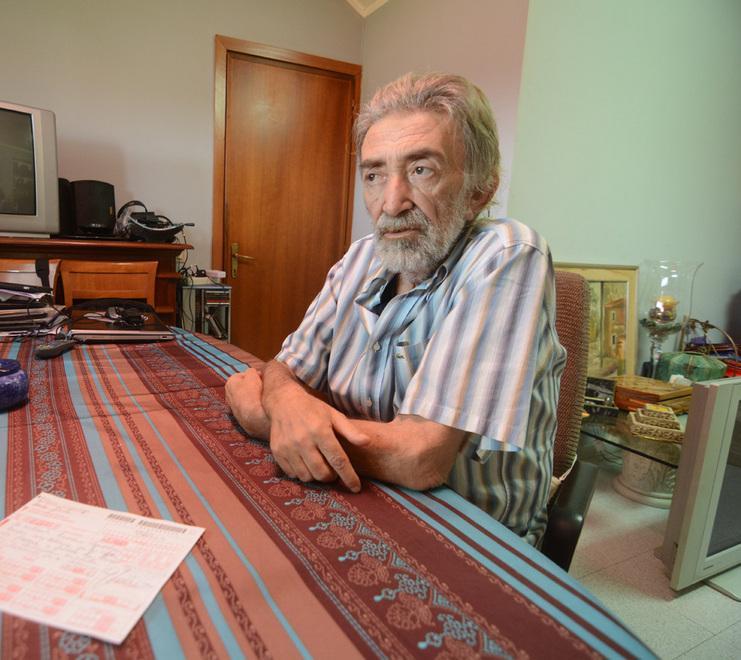 Giuseppe Floris nella sua casa di Santa Giusta