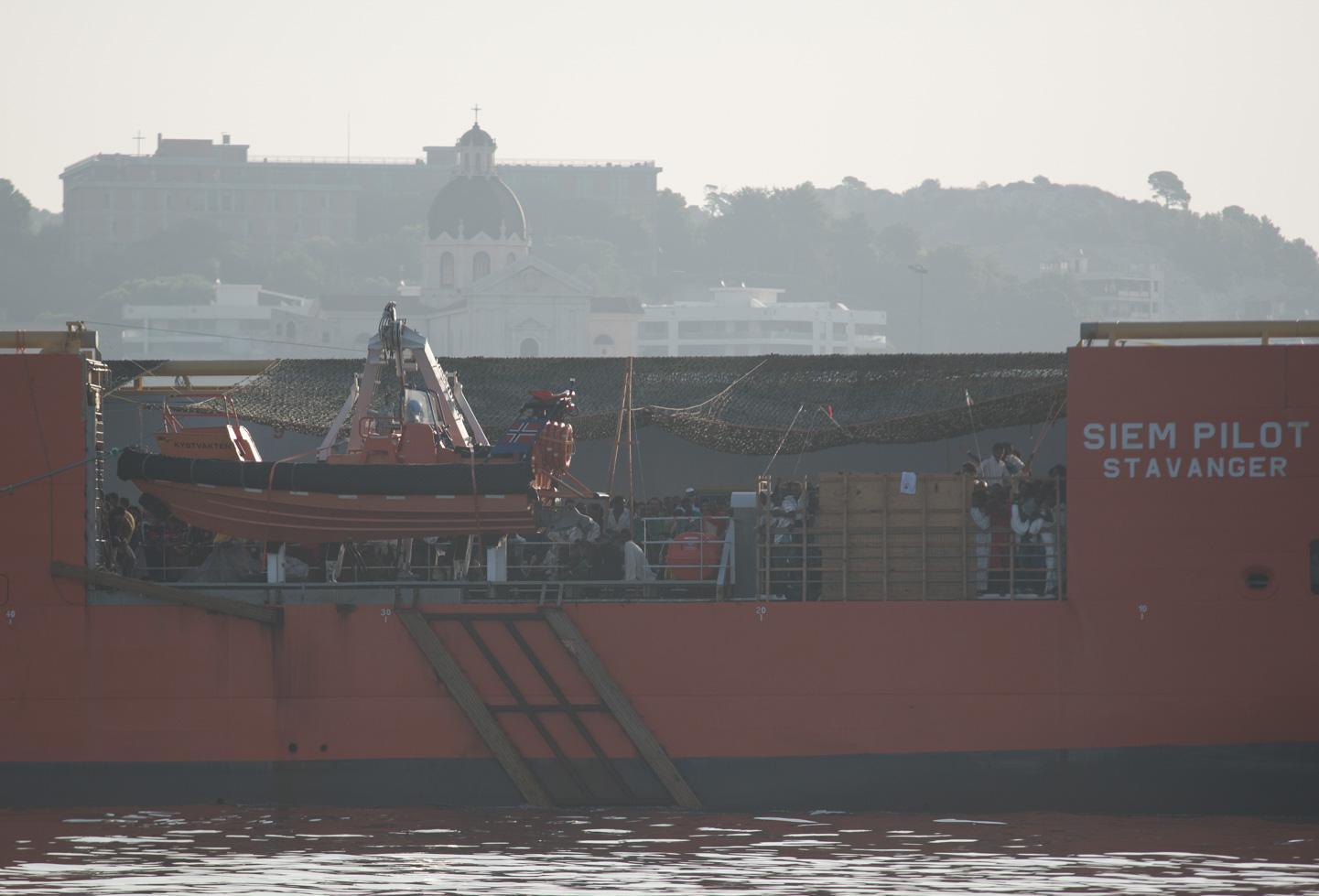 La nave norvegese nel porto di Cagliari attorno alle 8 del mattino (foto Mario Rosas)