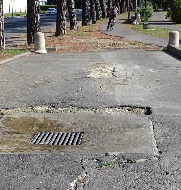 Buche sul marciapiede di viale Galilei