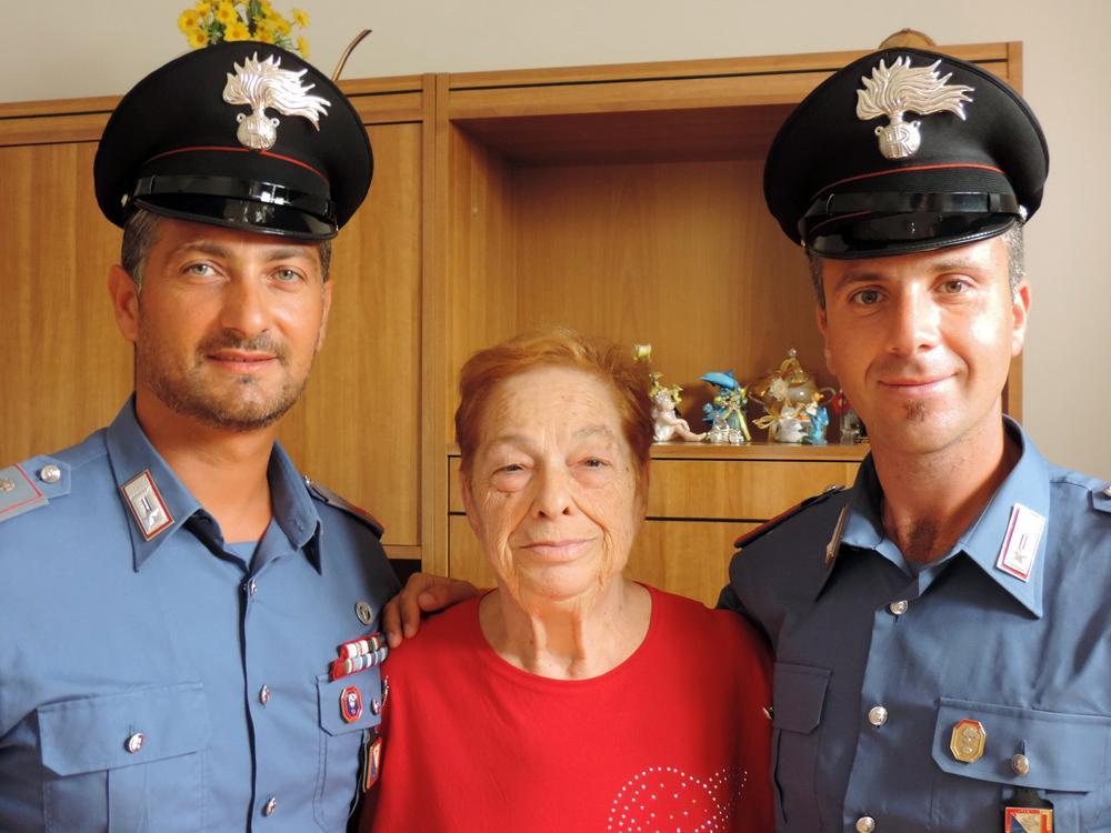 La donna salvata nel sottopasso e i carabinieri intervenuti per il salvataggio