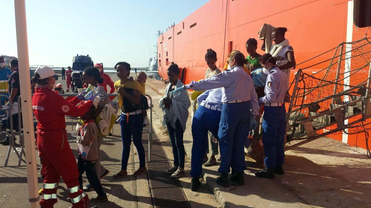 Lo sbarco dei migranti nel porto di Cagliari (foto Mario Rosas)