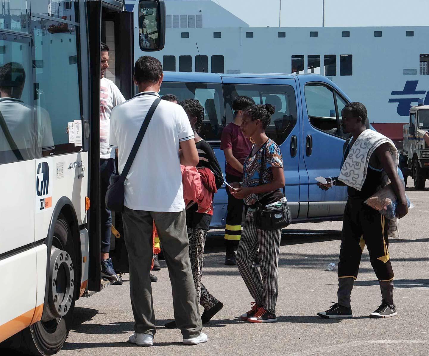 Le operazioni di sbarco in porto sotto il controllo della Squadra mobile (foto Mario Rosas)