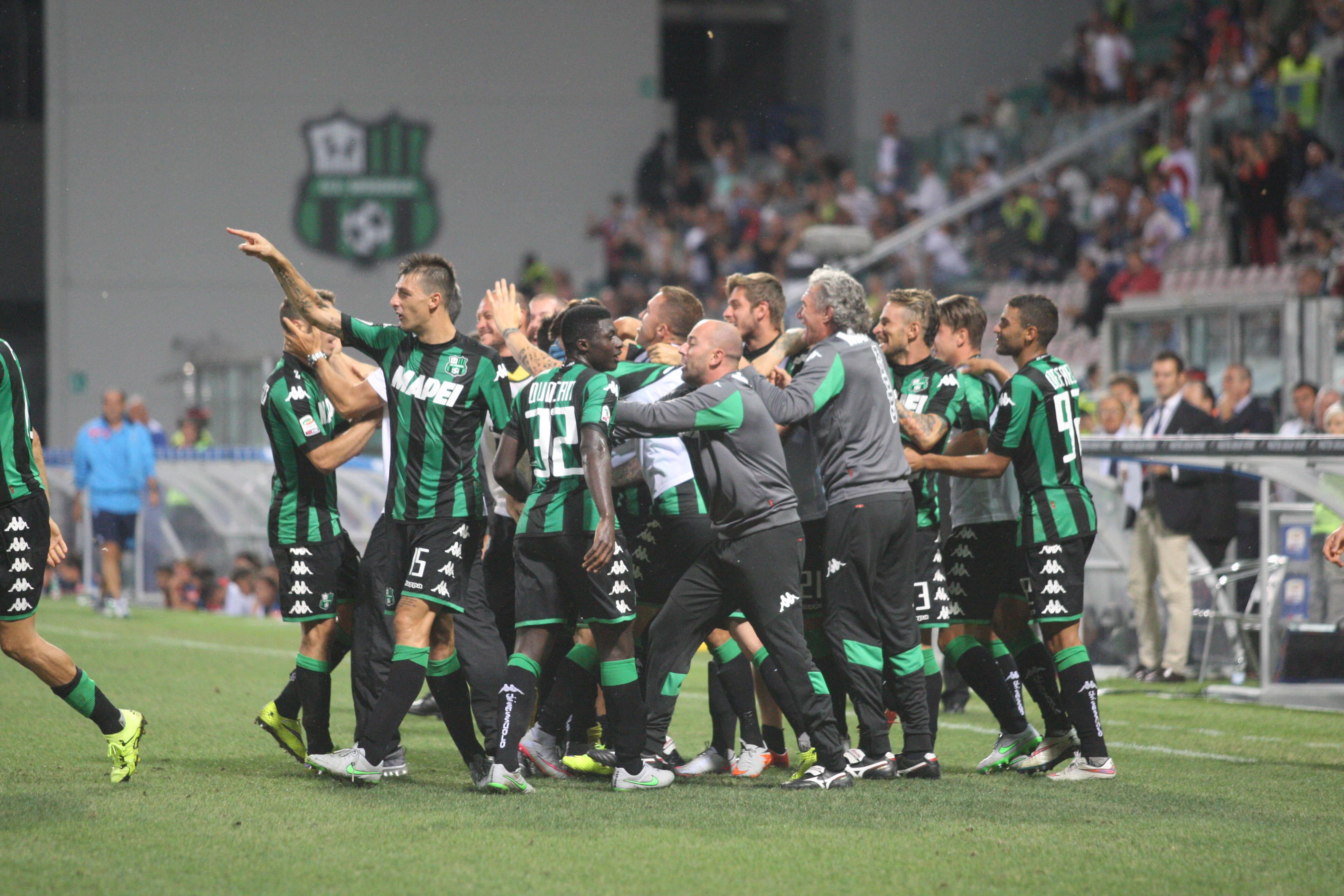 L'esultanza dei neroverdi dopo il successo sul Napoli al debutto