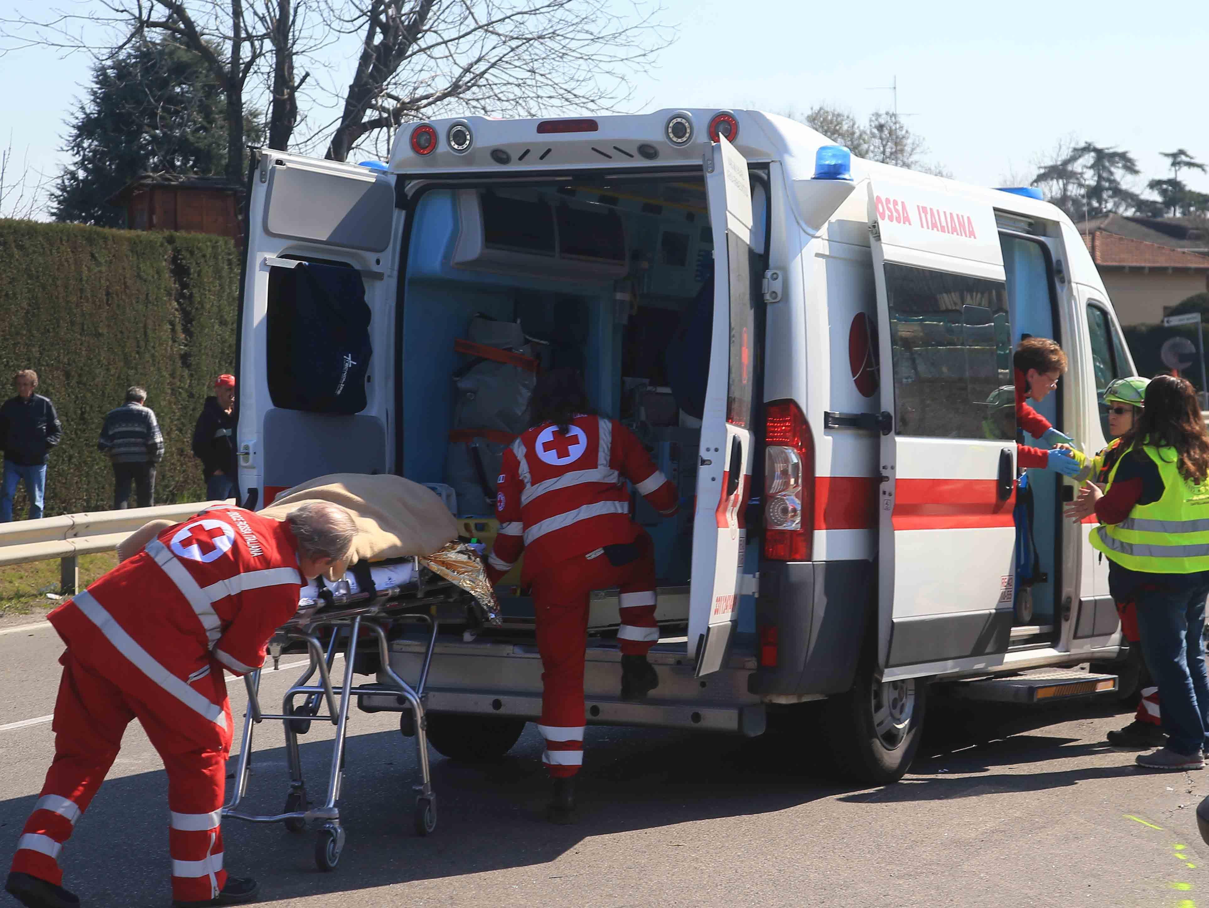 Scontro fra uno scooter e una bicicletta, due feriti