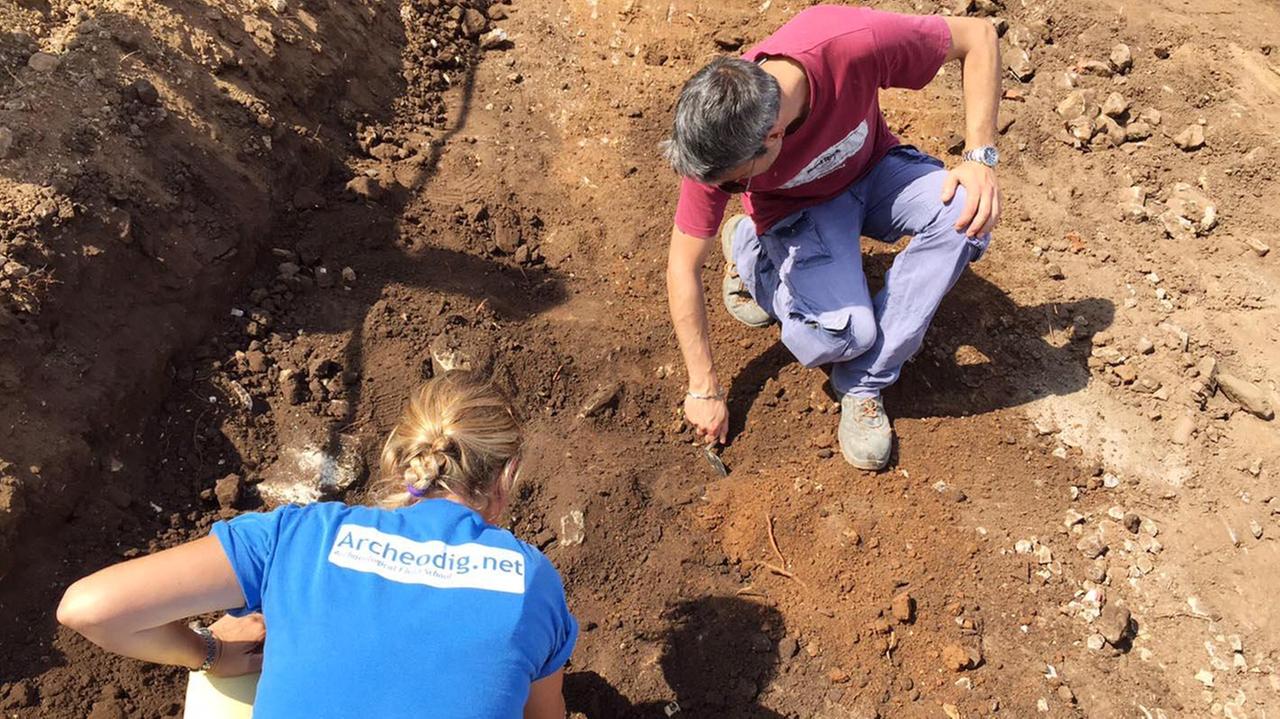 Gli archeologi al lavoro nell’area dello scavo