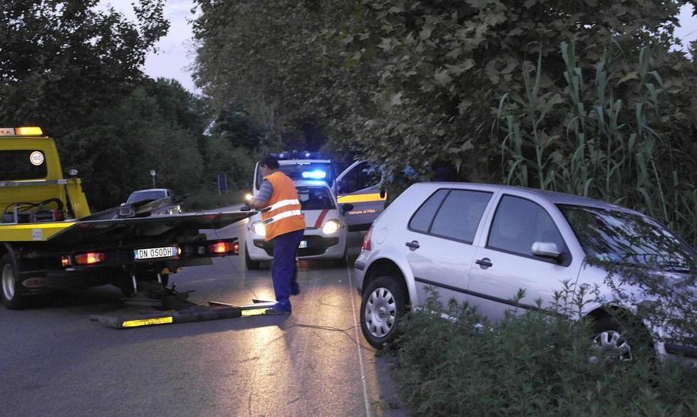 Fuori strada con l’auto per un malore