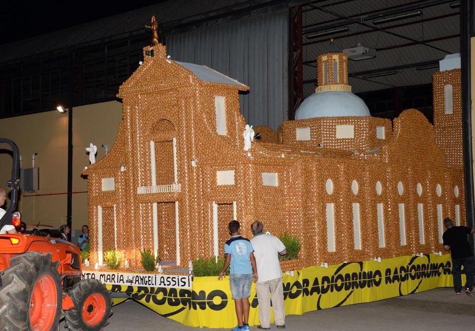 Per la Basilica di bignè arrivano in centinaia 