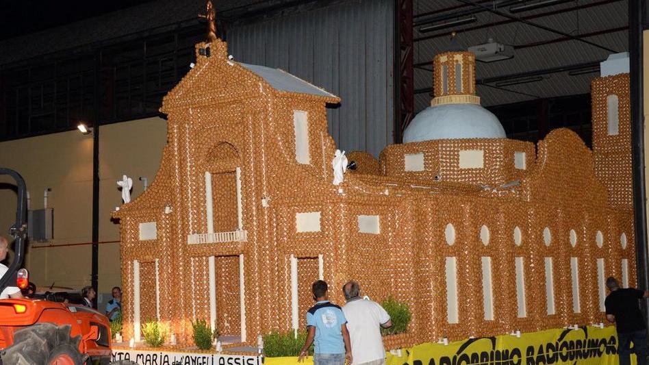 Per la Basilica di bignè arrivano in centinaia