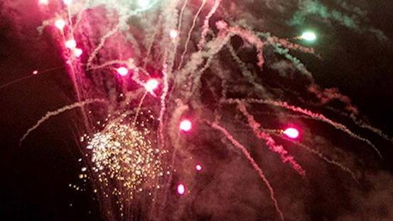 Tutti in riva al mare per la notte dei fuochi «Ma l’estate continua»