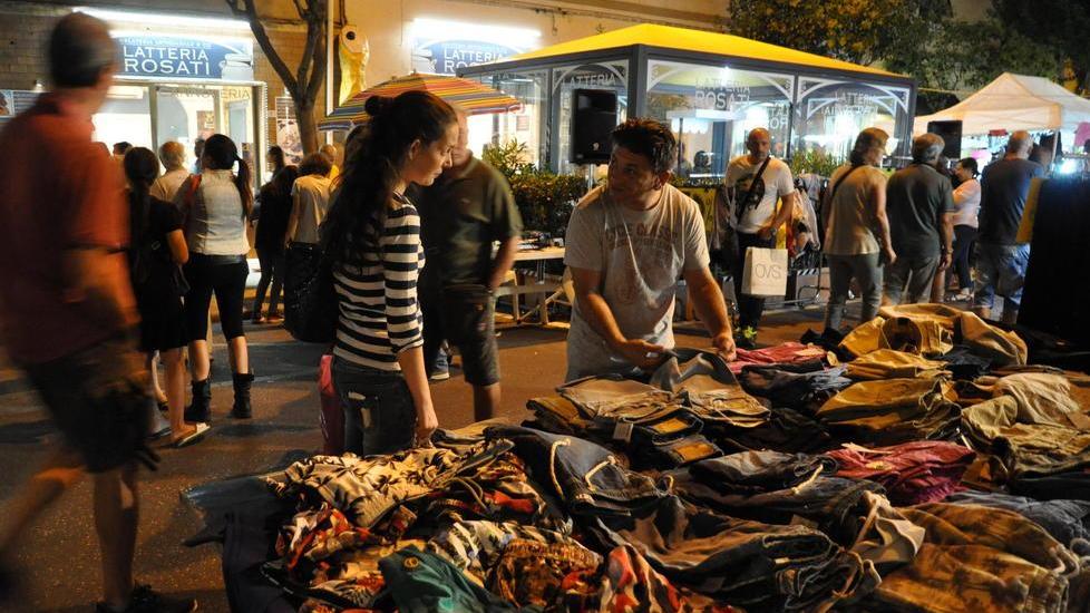 In 20.000 per lo shopping sotto i gazebo