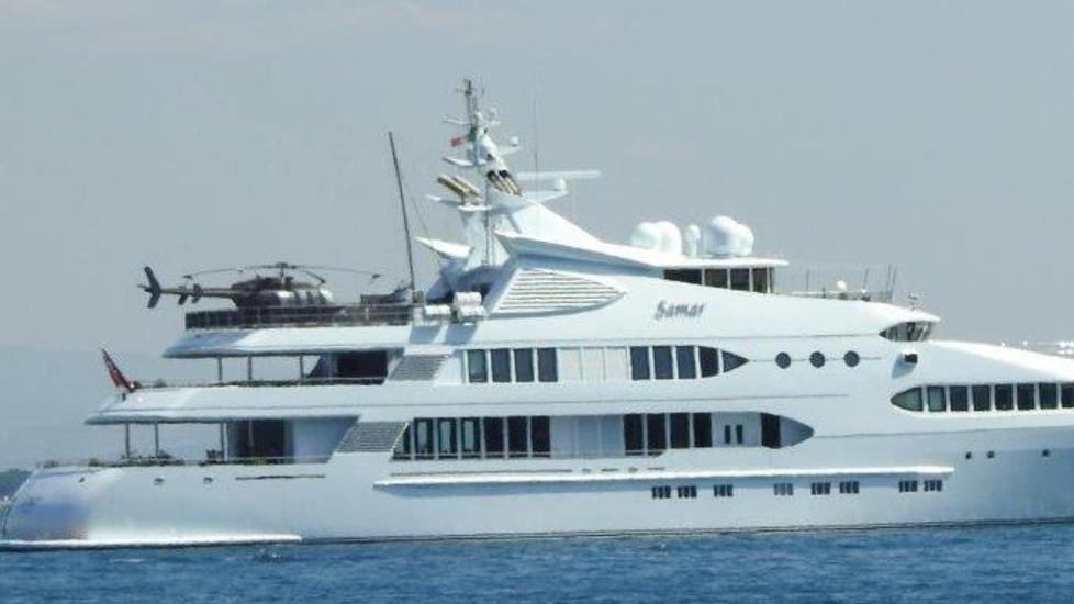 yacht catamarano con elicottero