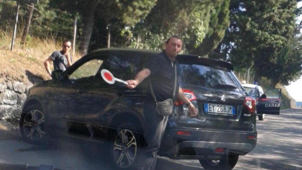 Gli entra un’ape nel colletto e sbanda