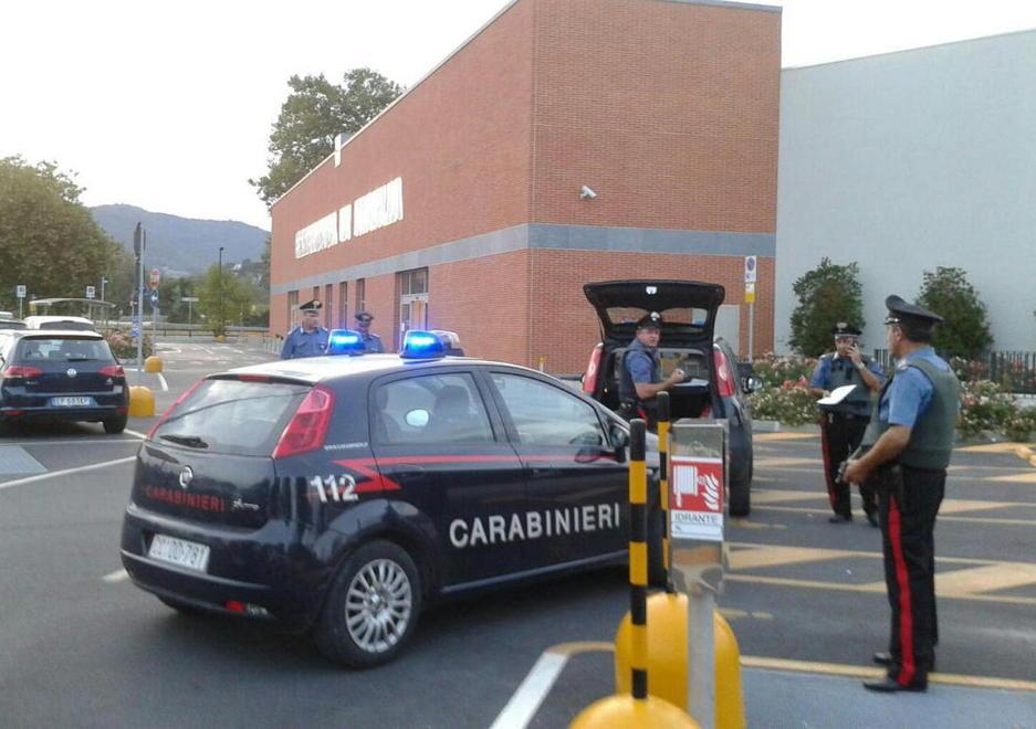 Allarme (falso) per una rapina all’Esselunga di Marlia 