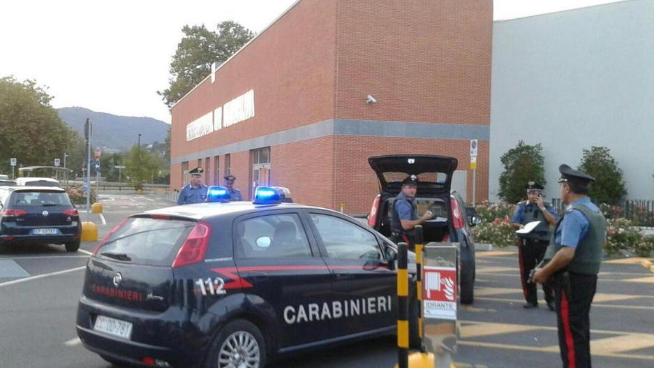 Allarme (falso) per una rapina all’Esselunga di Marlia