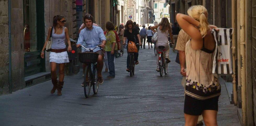 Raffica di multe ai locali per il far west delle insegne 