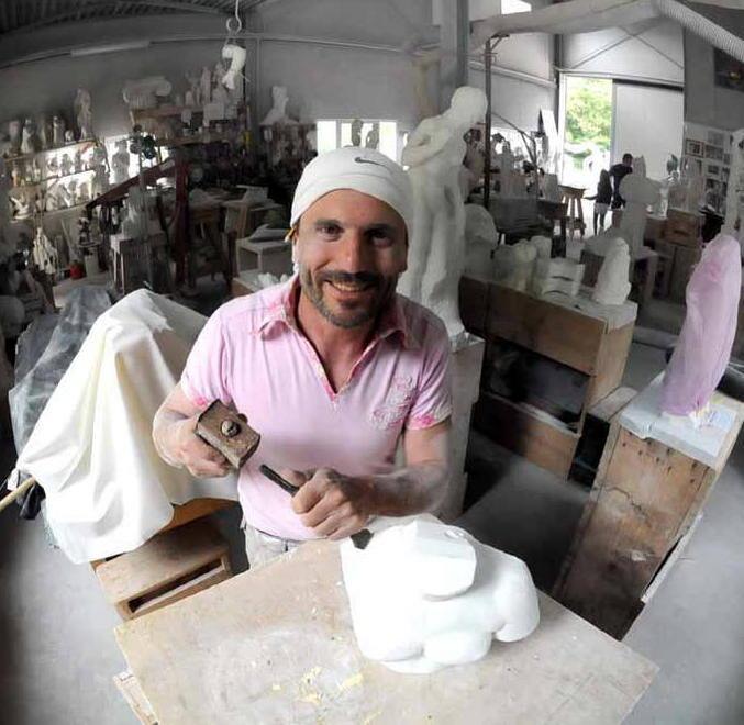 Marmo artistico senza una sede da tredici anni 