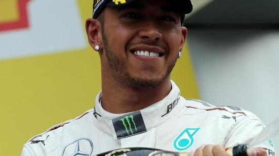 Bis Mercedes, rabbia Vettel