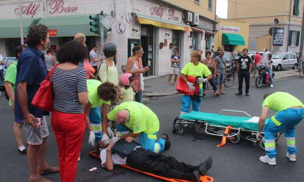 Anziano in bici travolto da auto